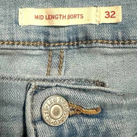 Levi’s Jeans Women’s Size 32 Blue Light Mid Length Stretch Shorts Mid Rise Denim - Picture 4 of 10